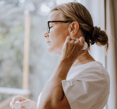 Kvinde 40+ bruger hudpleje