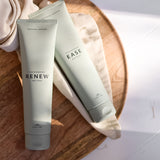 Cana Care RENEW body scrub og EASE body lotion med magnesium på træbakke.