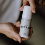 En person holder “Breeze” cooling booster roll-on fra Cana Care i hænderne – en beroligende og kølende roll-on til målrettet lindring.